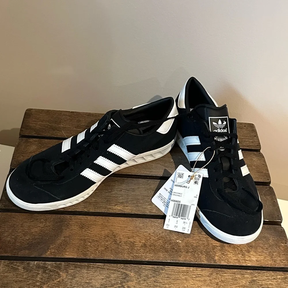 ADIDAS Hamburg Unisex Women's size 8 1/2 & Men's size 6 1/2 Black & White NEW🖤🤍👟